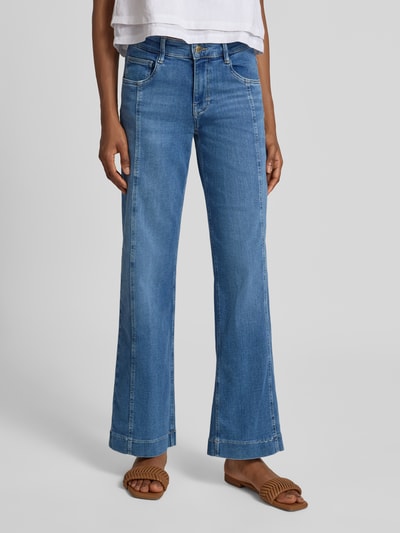 Frauenmodel trägt hellblaue Wide Leg Jeans aus Baumwoll-Mix Modell 'Maine' von Brax, Damen Wide & Loose Fit Jeans, Nahaufnahme Oberkörper.