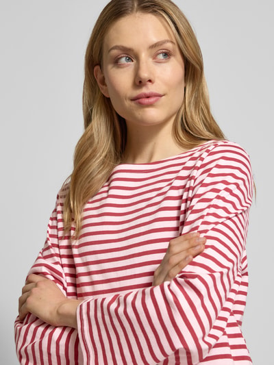 Vrouwenmodel draagt Loose Fit Langarmshirt aus reiner Baumwolle van Soyaconcept, rood-wit gestreept, ronde halslijn, lange mouwen, katoen, loose fit, lengte rug maat S 56 cm. Close-up bovenlichaam.