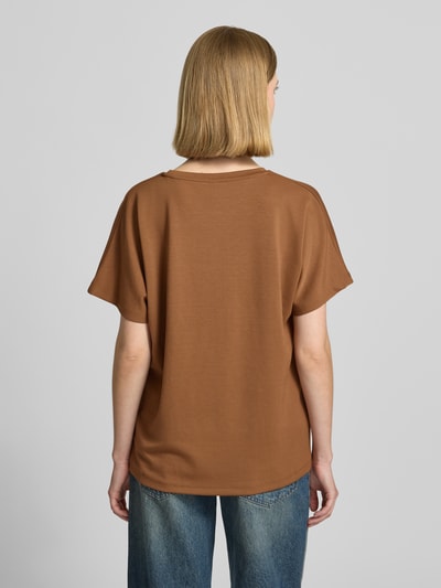 Frauenmodel trägt Damen T-Shirt mit Statement-Print Modell 'BANU' von Soyaconcept, Relaxed-Fit, Material-Mix mit Micromodal-Anteil, Rundhalsausschnitt, einfarbig braun, glatte Textur, Ganzkörperansicht Rückansicht.