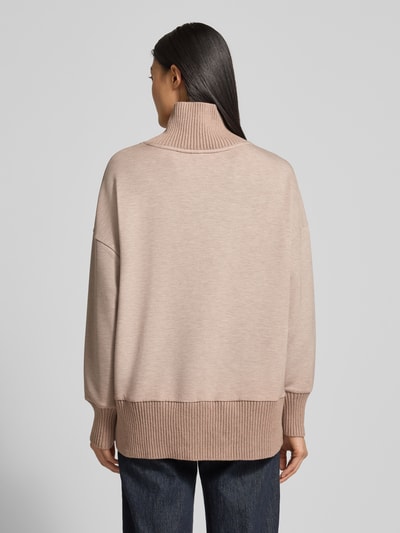 Kobiece model prezentuje bluzę Sweatshirt mit Stehkragen und überschnittenen Schultern od VARLEY, mieszanka wiskozy z dodatkiem streczu, krój relaxed fit, kolor beżowy, wyraźna faktura dzianiny, widok całej sylwetki z tyłu.