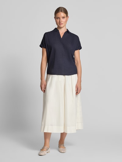 Frauenmodel trägt Regular Fit Bluse im Allover-Look mit V-Ausschnitt von Christian Berg Woman, dunkelblau, reine Baumwolle, Ganzkörperansicht von vorne.