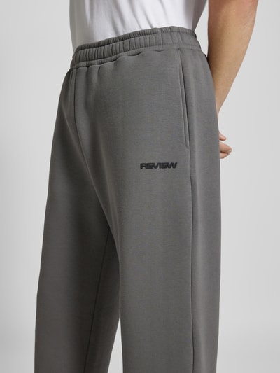 REVIEW Sweatpants mit Label-Print Dunkelgrau 3