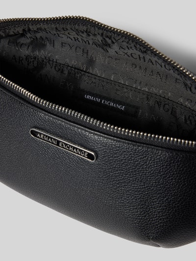 Produktfoto, Belt Bag in Leder-Optik mit Logo-Detail von ARMANI EXCHANGE, schwarzes Hauptfach mit Reißverschluss, strukturierte Oberfläche, Innenfutter mit Marken-Logo, Trageriemen und Maße: Breite 27 cm, Länge 14 cm, Tiefe 6 cm, Länge Schulterriemen 82 cm.