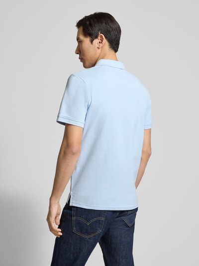 Männermodel trägt Regular Fit Poloshirt aus reiner Baumwolle von Tom Tailor in Hellblau, Piqué-Struktur, Rückansicht Ganzkörperansicht.