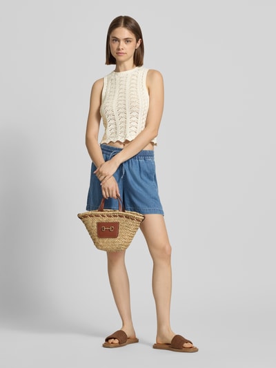 Frauenmodel trägt Stricktop mit Rundhalsausschnitt Modell 'ZURI' von JJXX aus Reine Baumwolle, Körpernaher-Schnitt, Ganzkörperansicht von vorne.