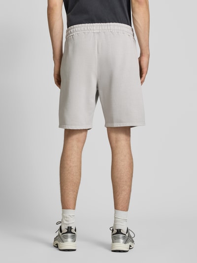 Männermodel trägt Regular Fit Shorts mit Logo-Stitching von Pegador aus Baumwoll-Mix, elastischer Bund, Ganzkörperansicht Rückansicht.