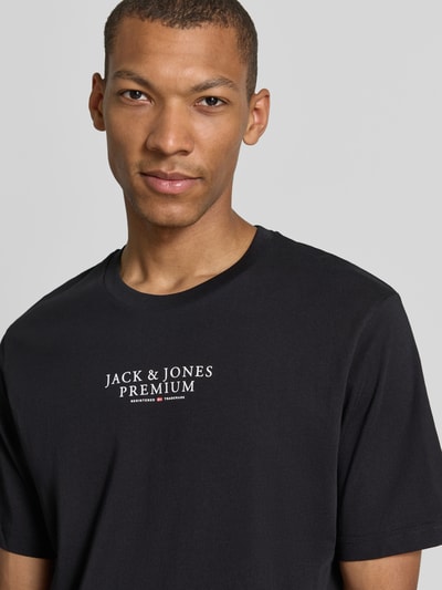 Männermodel trägt T-Shirt mit Label-Print und Rundhalsausschnitt von JACK & JONES, reine Baumwolle, Regular Fit, Nahaufnahme Oberkörper.