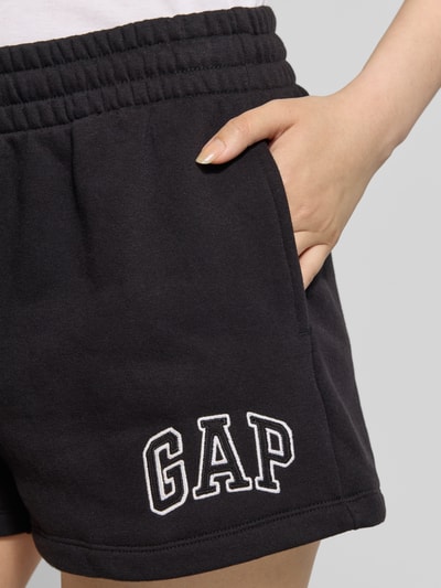 Frauenmodel trägt Sweatshorts mit Logo und elastischem Bund von GAP, Baumwoll-Mix, Regular-Fit, Logo, Detailaufnahme Hüfte.