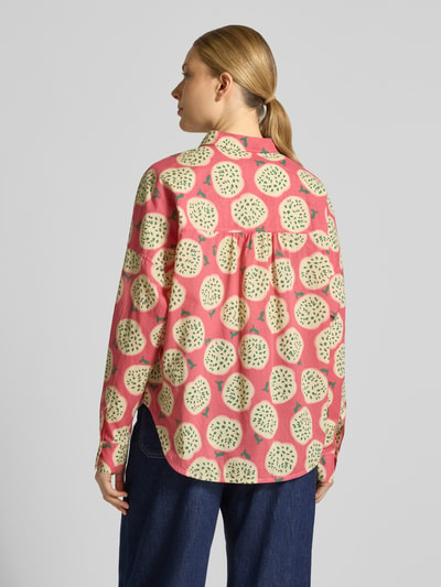 Frauenmodel trägt Relaxed Fit Bluse im Allover-Look Modell 'LUCY' von 0039 Italy aus reiner Baumwolle, Rückenlänge 68 cm, Ganzkörperansicht Rückansicht.