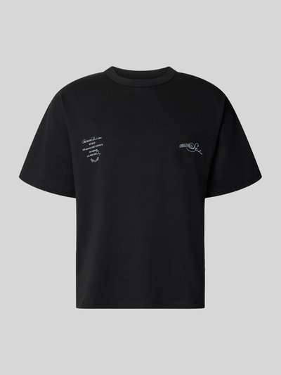 Produktfoto, Regular Fit T-Shirt mit überschnittenen Schultern von JACK & JONES aus Baumwoll-Mix, Rundhalsausschnitt, Statement-Print auf der Rückseite, Rückenlänge 66 cm bei Größe M, schwarze Farbe, glatte Struktur.