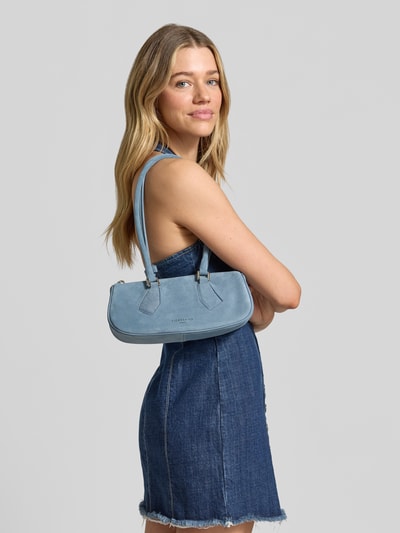 Kobiece model prezentuje torebkę Handtasche aus Velours mit Label-Detail Modell 'CECILE' od LIEBESKIND BERLIN w jasnoniebieskim kolorze z detalem z logo, główna przegroda z zamkiem błyskawicznym, uchwyt, szerokość w rozmiarze 1: 29 cm, długość w rozmiarze 1: 11 cm, głębokość w rozmiarze 1: 10 cm, długość paska na ramię w rozmiarze 1: 65 cm, widok całej sylwetki z przodu.
