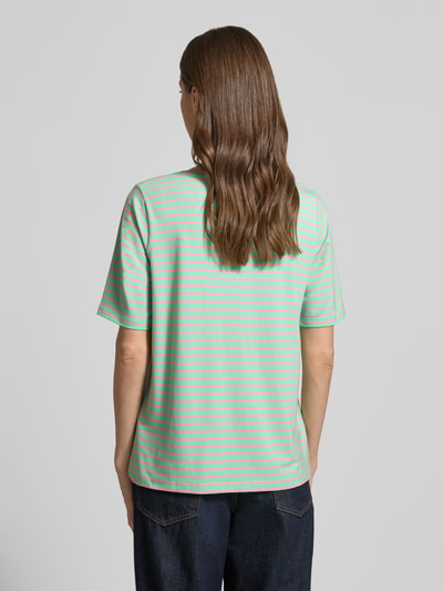 Frauenmodel trägt Relaxed Fit T-Shirt aus Viskose-Mix von Milano Italy mit pastellfarbenen Streifen, Kurzarm, Ganzkörperansicht Rückansicht.