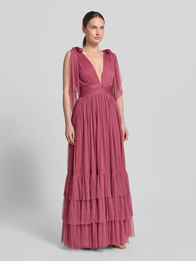 Modelka kobieca ma na sobie Maxikleid im Stufen-Look od LACE & BEADS, różowy mesh, V-dekolt, pasek w talii, długość 150 cm, szerokość w rozmiarze S: 40 cm, przód, widok całej sylwetki