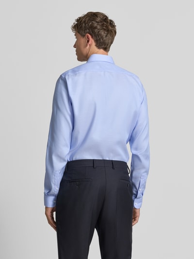 Männermodel trägt Slim Fit Business-Hemd mit Kentkragen von Christian Berg Men aus puur katoen, lichtblauw, met lange mouwen, zakelijk ontwerp, ruglengte 83 cm, schouderbreedte 45 cm, mouwlengte 71 cm, ganzkörperansicht rückansicht.