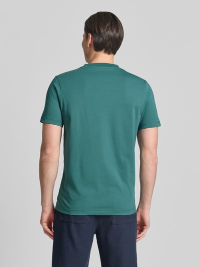 Männermodel trägt T-Shirt mit Rundhalsausschnitt und Logo-Print von Lerros in Grün, Baumwoll-Mix, Regular Fit, Ganzkörperansicht Rückansicht.