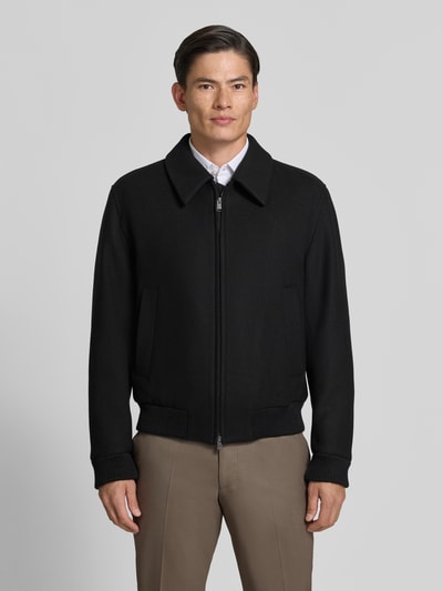 Männermodel trägt zwarte blouson van wolmix Relaxed Fit Blouson aus Woll-Mix model 'H-Charly-264' van BOSS, Heren bomberjack, Ganzkörperansicht van voren.