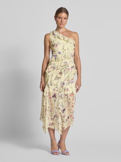 Frauenmodel trägt Midikleid mit Ziersteinbesatz von Lipsy, floraler Allover-Print, One-Shoulder, Rüschen, tailliert, Ganzkörperansicht von vorne.