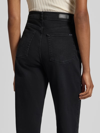 Frauenmodel trägt Relaxed Fit Jeans aus Baumwoll-Mix Modell 'YARA' von Cars Jeans mit 5-Pocket-Design in Schwarz, Ganzkörperansicht Rückansicht. Damen Jeans, Baumwoll-Elasthan-Mix, Knopf- und Reißverschluss, Bundweite 35 cm, Innenbeinlänge 81 cm.