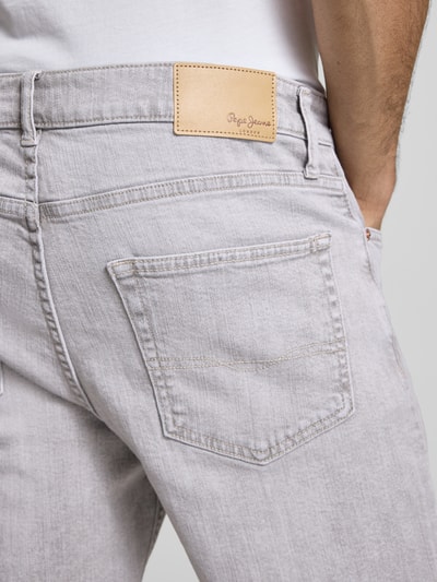 Männermodel trägt Regular Fit Jeansshorts aus Baumwoll-Mix Modell 'CASH' von Pepe Jeans in grauer Denim-Optik, Nahaufnahme Rückansicht.