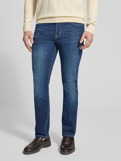 Mannenmodel draagt Straight Fit Jeans aus Baumwoll-Mix van MAC, blauwe denim met contrastnaden, 5-pocket, voorkant, geheel lichaam.