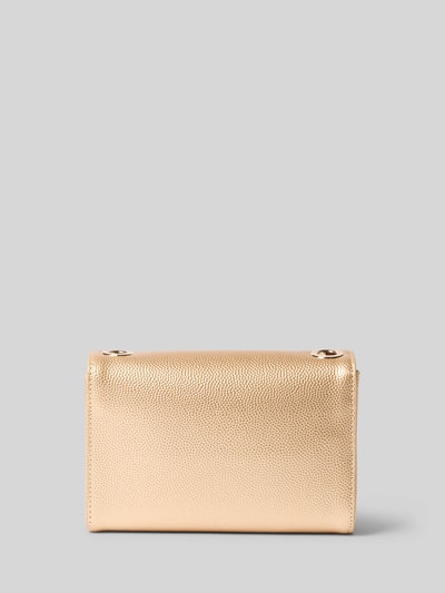Produktfoto, Umhängetasche mit Label-Detail von Valentino Bags, goldfarben mit fein strukturierter Oberfläche, neutraler Hintergrund.