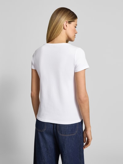 Frauenmodel trägt T-Shirt mit Motiv-Print und Rundhalsausschnitt von More & More, weißer Baumwoll-Mix, Regular Fit, Ganzkörperansicht Rückansicht.