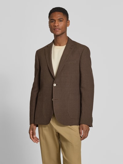 Männermodel trägt Slim Fit 2-Knopf-Sakko aus Leinen-Baumwoll-Mix von bugatti mit Strukturmuster, Reverskragen, aufgesetzten Taschen, Ganzkörperansicht von vorne. Rückenlänge 74 cm, Schulterbreite 46 cm, Ärmellänge 65 cm bei Größe 50.