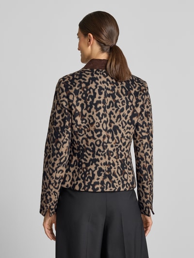 Frauenmodel trägt Regular Fit Jacke mit Umlegekragen von White Label im Allover-Animal-Print, Ganzkörperansicht Rückansicht.