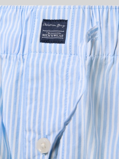 Produktfoto, Pyjama-Hose aus reiner Baumwolle von Christian Berg Men mit blauen und weißen Streifen, elastischem Bund, Label-Patch, Knopfverschluss, reine Baumwolle, gerade Passform