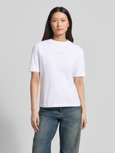 Frauenmodel trägt Regular Fit T-Shirt aus reiner Baumwolle Modell 'TARJAA' von Armedangels, unifarben, Logo-Stitching, Nahaufnahme Oberkörper.