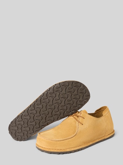 Produktfoto, Mokassins aus echtem Leder von Birkenstock in Beige, abgerundete Form, Schnürverschluss, strukturierte braune Sohle, Absatzhöhe 1 cm, Schafthöhe 9 cm, Schaftweite 10 cm