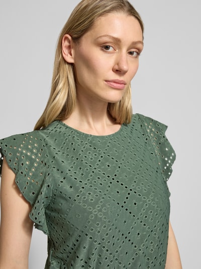 Frauenmodel trägt Tailliertes Sommerkleid mit Lochstickmuster Modell 'TASSA' von Vero Moda, Optik: Unifarben, Mini, Rundhals, Kurzarm, Materialverarbeitung: Lochstickmuster, Nahaufnahme Oberkörper.