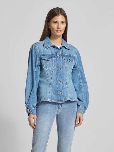 Modelka kobieca ma na sobie Regular Fit Jeansjacke mit Brusttaschen od Liu Jo White z czystej bawełny, krój regular fit, kieszenie na piersi, taliowany krój, wykładany kołnierz, pełna listwa guzikowa, sportowe mankiety, długość tyłu w rozmiarze S: 54 cm, szerokość ramion w rozmiarze S: 39 cm, szerokość klatki piersiowej w rozmiarze S: 42 cm, długość rękawów w rozmiarze S: 59 cm, jasnoniebieski odcień, widoczne szwy, gładka tekstura denimu, pełen widok sylwetki z przodu