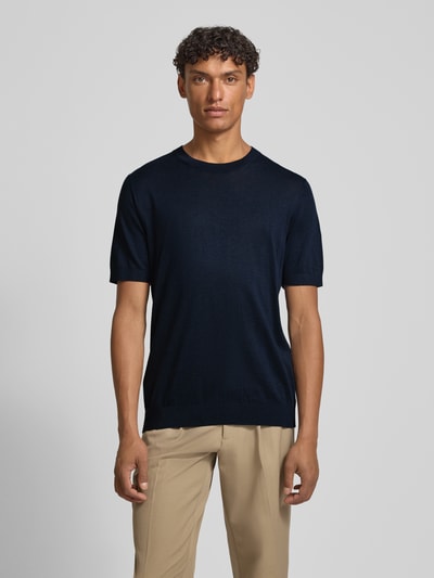 Männermodel trägt Strickshirt mit Rundhalsausschnitt und 1/2-Arm von OLYMP Level Five, Regular-Fit, Baumwoll-Lyocell-Mix, navy, Rückenlänge 67 cm, Ganzkörperansicht von vorne.