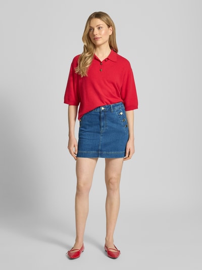 Kobiece model nosi Jeansrock aus Baumwolle mit Knöpfen od Gant, spódnica mini, prosty krój, czysta bawełna, niebieska, guzik, szerokość w rozmiarze 36: 37 cm, całkowita długość w rozmiarze 36: 41 cm, widok całej sylwetki z przodu.