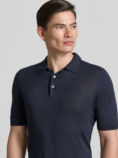 Männermodel trägt Slim Fit Poloshirt aus reiner Seide von GRAN SASSO in Dunkelblau, semitransparente Optik, kurzärmelig, Nahaufnahme Oberkörper. Herrenmode, Polokragen, Rückenlänge bei Größe 50: 68 cm.