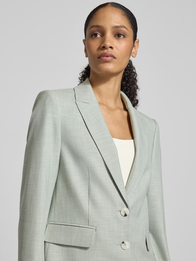 Frauenmodel trägt Regular Fit Blazer aus Viskose-Mix mit Reverskragen von Comma, zartgrün, Pattentaschen, 2-Knopfleiste, Nahaufnahme Oberkörper.
