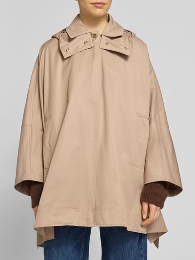 Kobiece model nosi Cape mit Kimonoärmeln und Kapuze od Stefanel, kolor beżowy, bawełniany miks, krój loose fit, zapięcie na napy i zamek, kieszenie boczne, kimono rękawy, wydłużony tył, długość tyłu w rozmiarze 1: 82 cm, szerokość ramion w rozmiarze 1: 50 cm, szerokość klatki piersiowej w rozmiarze 1: 89 cm, długość rękawa w rozmiarze 1: 59 cm; widok całego przodu