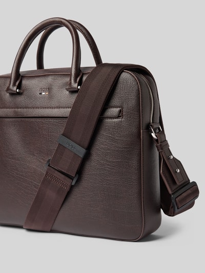 Produktfoto, Laptoptasche mit Label-Prägung Modell 'Ray_RP_S' von BOSS in Dunkelbraun mit strukturierter Leder-Optik und silberfarbenen Details, Herren Laptoptasche von BOSS