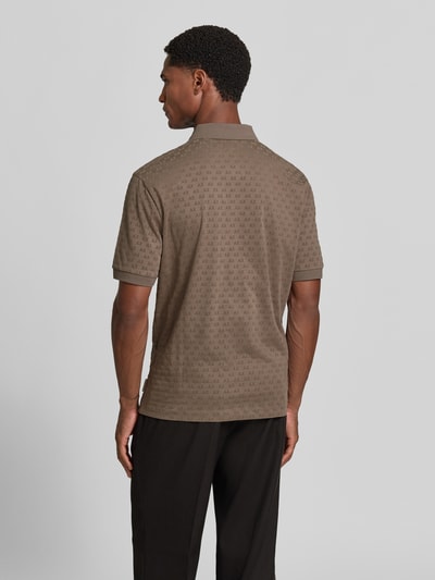 Männermodel trägt Regular Fit Poloshirt aus reiner Baumwolle von Armani Exchange, Allover-Logo-Print, Ganzkörperansicht Rückansicht.