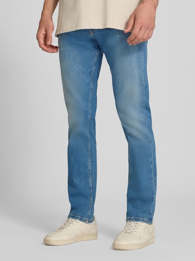 Männermodel trägt Straight Fit Jeans im Used-Look Modell 'GROVER' von Replay, hellblaue Baumwoll-Elasthan-Mix, Ganzkörperansicht von vorne, Herren Jeans, Eingrifftaschen, Bundweite 43 cm, Innenbeinlänge 82 cm.