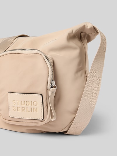 STUDIO BERLIN Umhängetasche mit Label-Patch Modell 'TEGEL' Sand 3