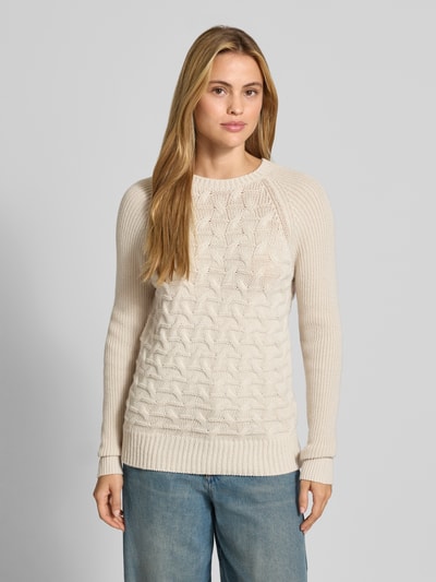 Frauenmodel trägt Pullover aus Schurwoll-Mix in Strick-Optik von Armani Exchange, beige, körpernahe Passform, Ganzkörperansicht von vorne. Rückenlänge 63 cm, Ärmellänge 60 cm, Rundhalsausschnitt.