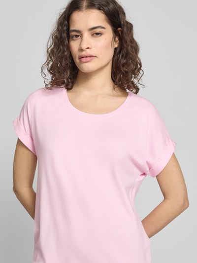 Frauenmodel trägt Regular Fit T-Shirt aus Viskose-Mix Modell 'MOSTER' von Only, unifarben rosa, Feinripp, Nahaufnahme Oberkörper.