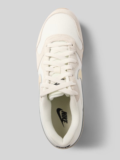Productfoto, Sneaker met logo-detail model 'Runner' van Nike, afgeronde fit, vetersluiting, beige en witte kleuren, detailopname, hakhoogte 3 cm, schachthoogte 8 cm, schachtbreedte 6 cm