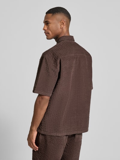 Männermodel trägt Regular Fit Freizeithemd mit Strukturmuster von JAKE*S STUDIO MEN, braun, kurzärmelig, Kentkragen, Rückansicht Ganzkörperansicht.