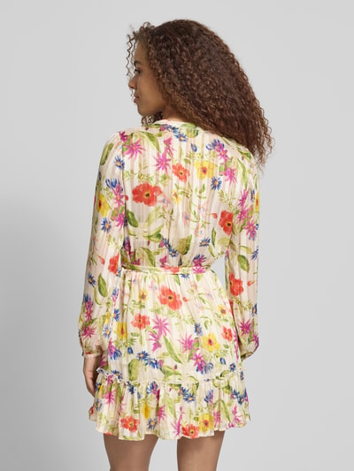 Frauenmodel trägt Tailliertes Freizeitkleid mit Effektgarn-Details Modell 'AVERY' von ONLY, Optik: Unifarben mit farbigem Blumenmuster, Passform: Tailliert, Mini-Länge, V-Ausschnitt, Ballonärmel mit schmaler Manschette, Volant-Saum, Materialverarbeitung: Chiffon, Ganzkörperansicht Rückansicht.