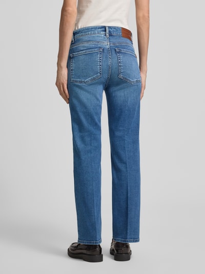 Männermodel trägt Bootcut-Jeans aus Baumwoll-Mix Modell 'RAPALLO' von Weekend Max Mara, efekt: jednolity kolor, krój: wąski, średni stan, naszywka z logo, wyhaftowane logo, szlufki na pasek, zapięcie na guzik i ukryty zamek błyskawiczny, 5 kieszeni, wykończenie materiału: denim, materiał: mieszanka bawełny, Ganzkörperansicht Rückansicht.