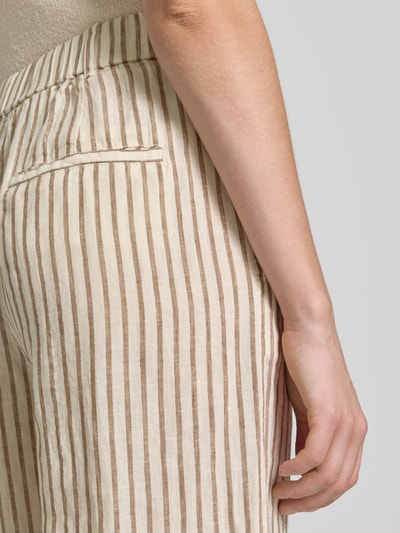 Frauenmodel trägt Wide Leg Leinenhose mit Tunnelzug von Marc O'Polo, Optik:Allover-Muster, gestreift, Material: Leinen, Nahaufnahme Oberkörper.
