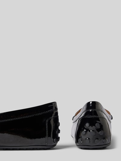 Produktfoto, schwarze Loafer mit Label-Detail Modell 'BARNSBURY' von Lauren Ralph Lauren aus echtem Leder, strukturierte Sohle, glänzende Oberfläche, auf grauem Hintergrund.